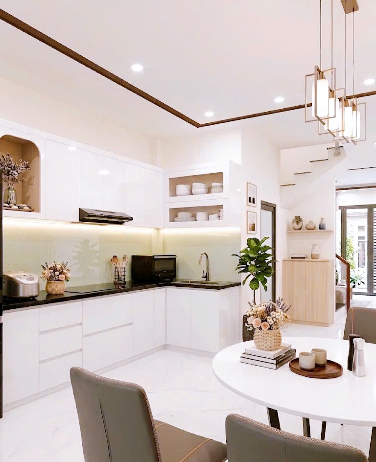  Bán nhà hẻm Xe Hơi Quận 10 , Cách Mạng Tháng 8 , 50 m2 , 3 tầng , 12.9 tỷ 