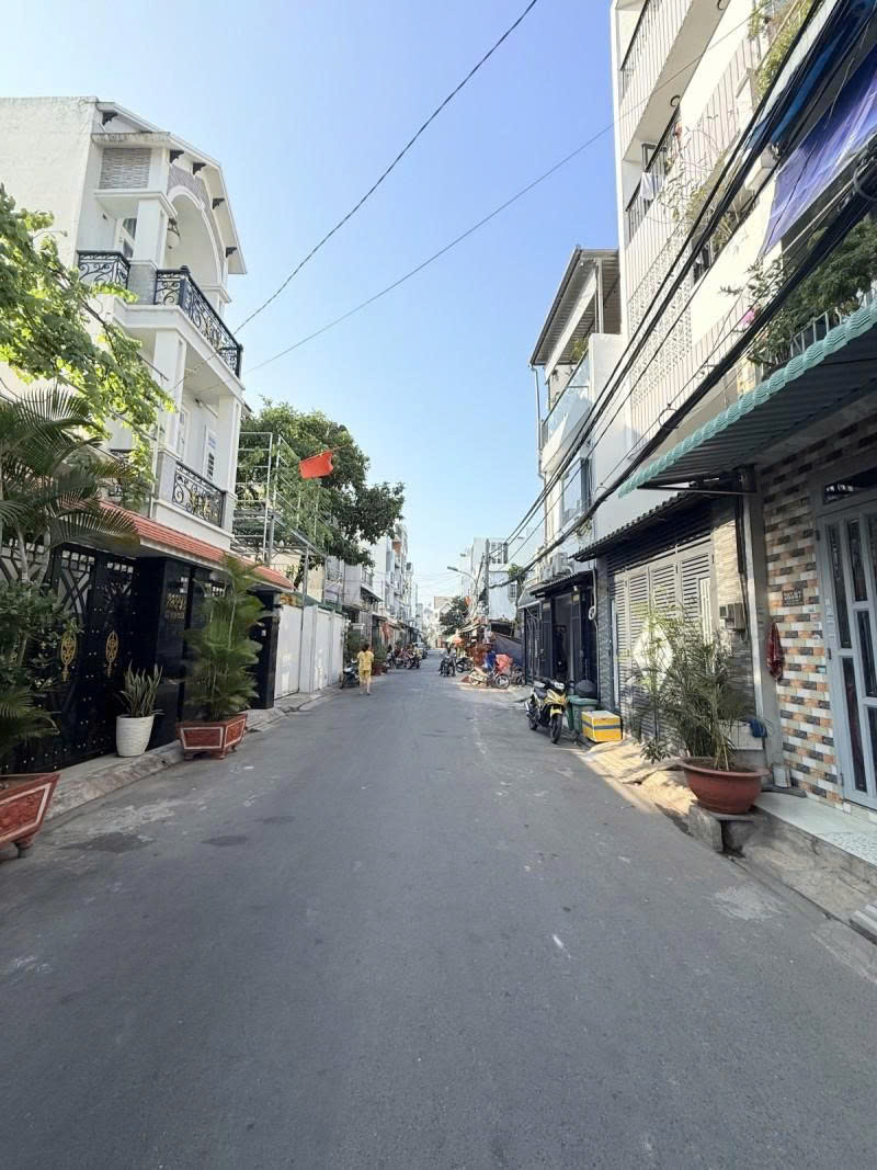  Bán nhà Hẻm 8m Lê Văn Quới - gần ngã tư Hòa Bình, 8x10,5m 2 Tầng  cũ, tiện xây, 8,5 tỷ. 