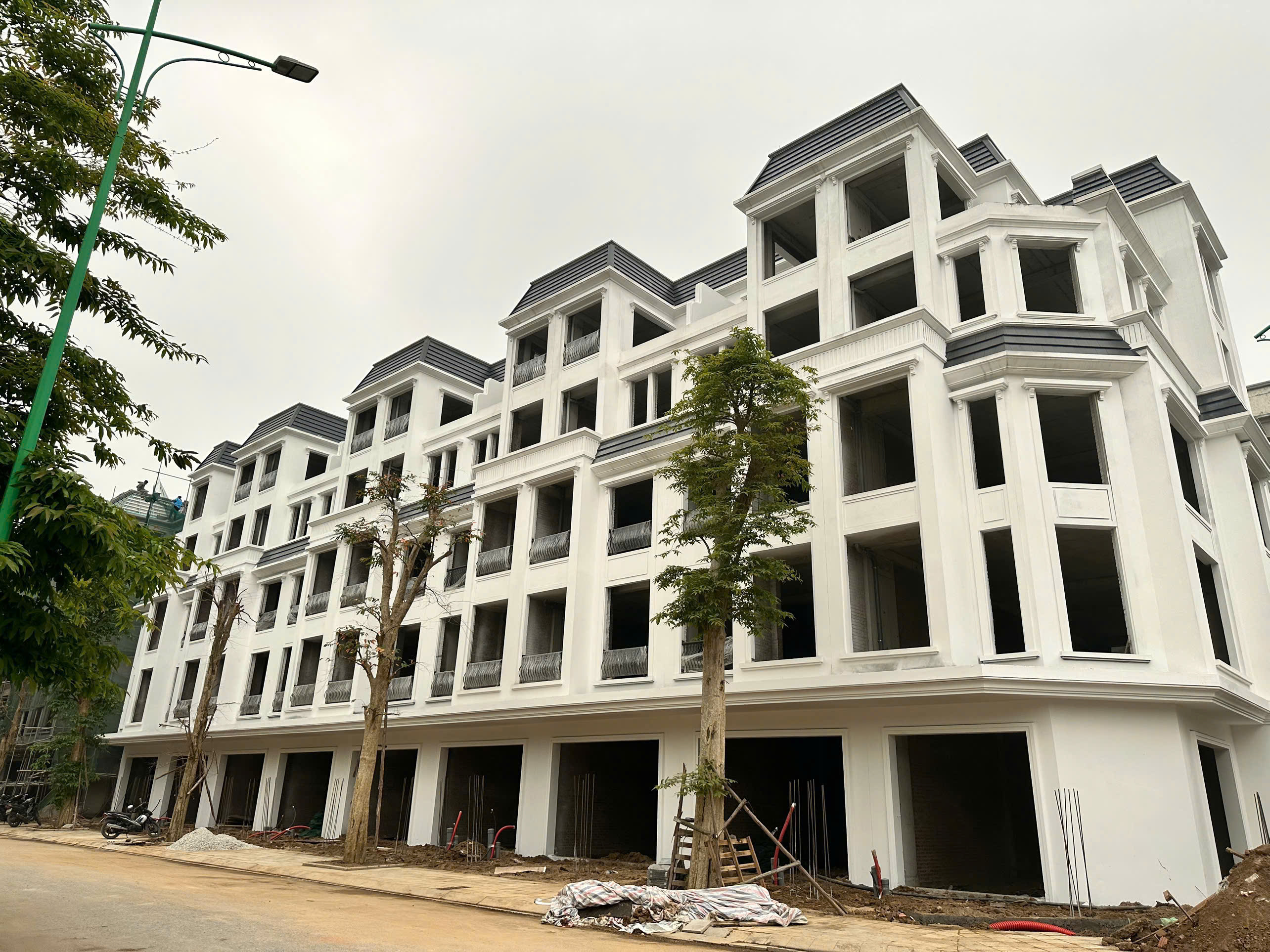  BÁN BIỆT THỰ CỔ BI DT 98M2 NGAY CẠNH TRƯỜNG HỌC CÓ Ô CHỜ THANG MÁY DÂN CƯ ĐÔNG ĐÚC NHỈNH 17 TỶ 