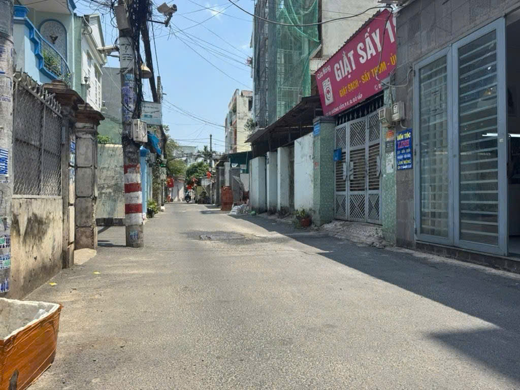  Kết cấu: 1 Trệt 2 lầu sân thượng, phòng khách, bếp, 5 phòng ngủ, 6 nhà vệ sinh, sân thượng trước.Hẻm xe hơi ngủ trong nhà. 