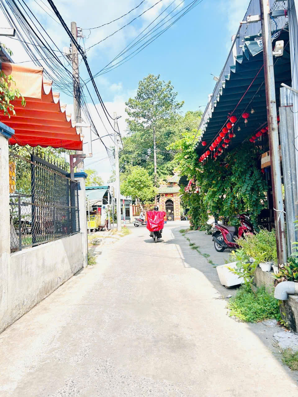  Nhà SHR 1 sẹc Song Hành ngang lớn hiếm kinh doanh đỉnh.
Vị trí: Trung tâm Thị Trấn Hóc Môn.
1 Sẹc cách đường Song Hành chỉ 15m.
Đường trước nhà 5m thông thoáng, xe hơi ra vào thoải mái.
Phù hợp:
Kinh doanh buôn bán.
Mở công ty, văn phòng.
Ở kết hợp 