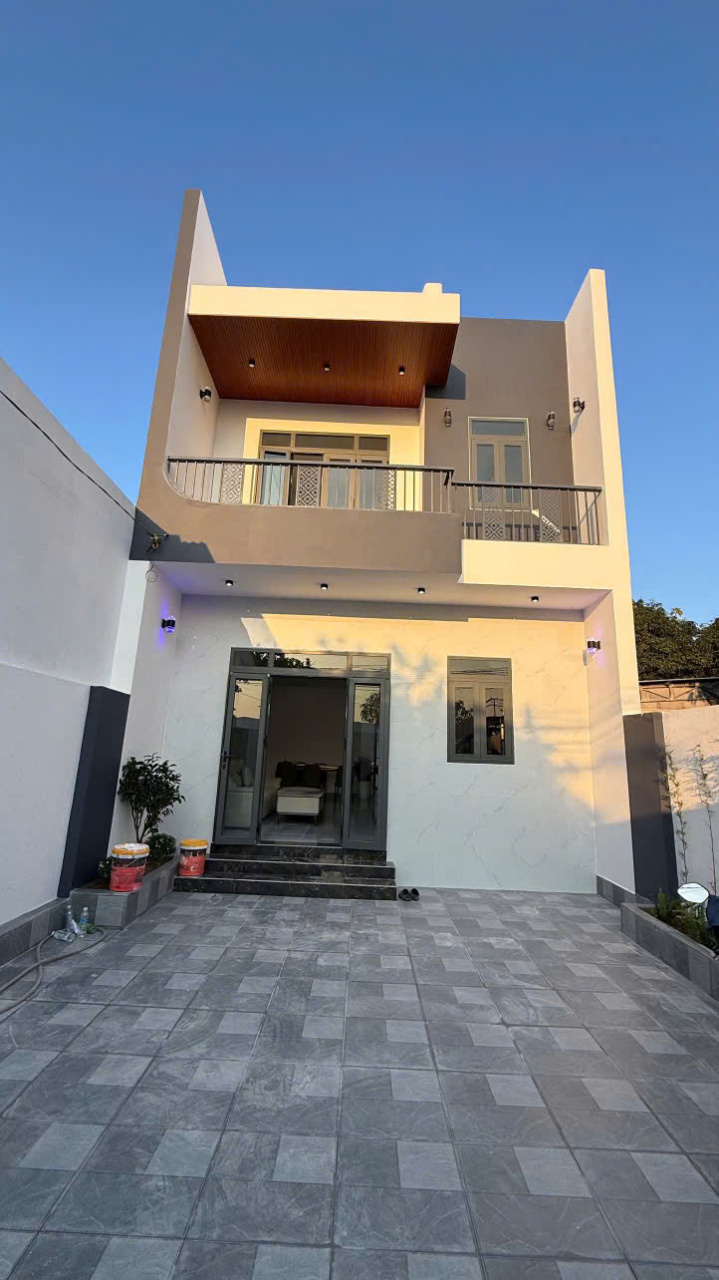  Bán nhà TT Thị trấn Diên Khánh - Nhà mới, 2 tầng - Thiết kế hiện đại - Ô tô đậu trong sân 