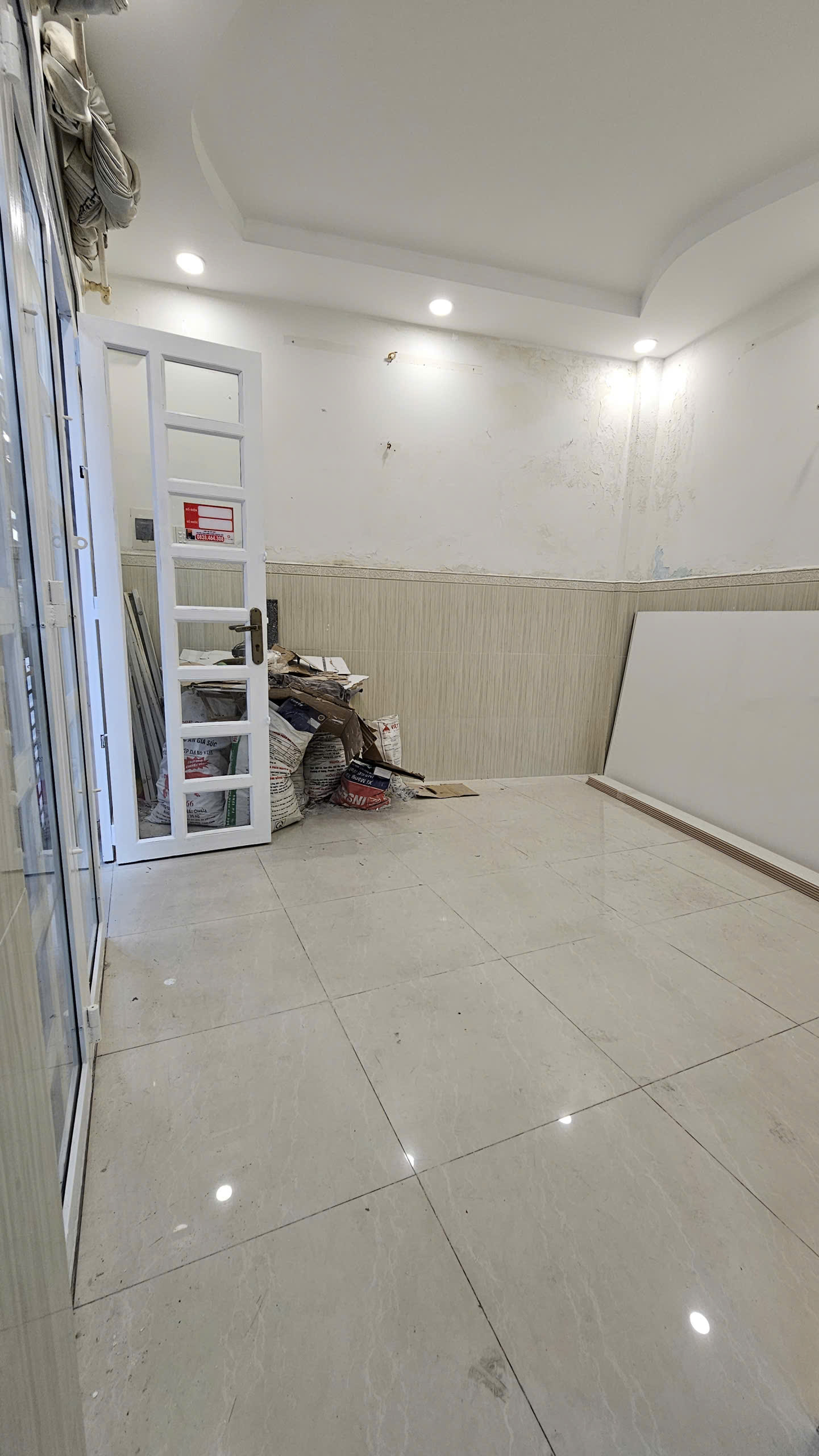  bán nhà trung tâm Q4 đối diện Q1

hẻm thông 1 trục NGANG 5M 

Ngang 7 dài 4 - 4 TẤM CÓ 4 Đ 