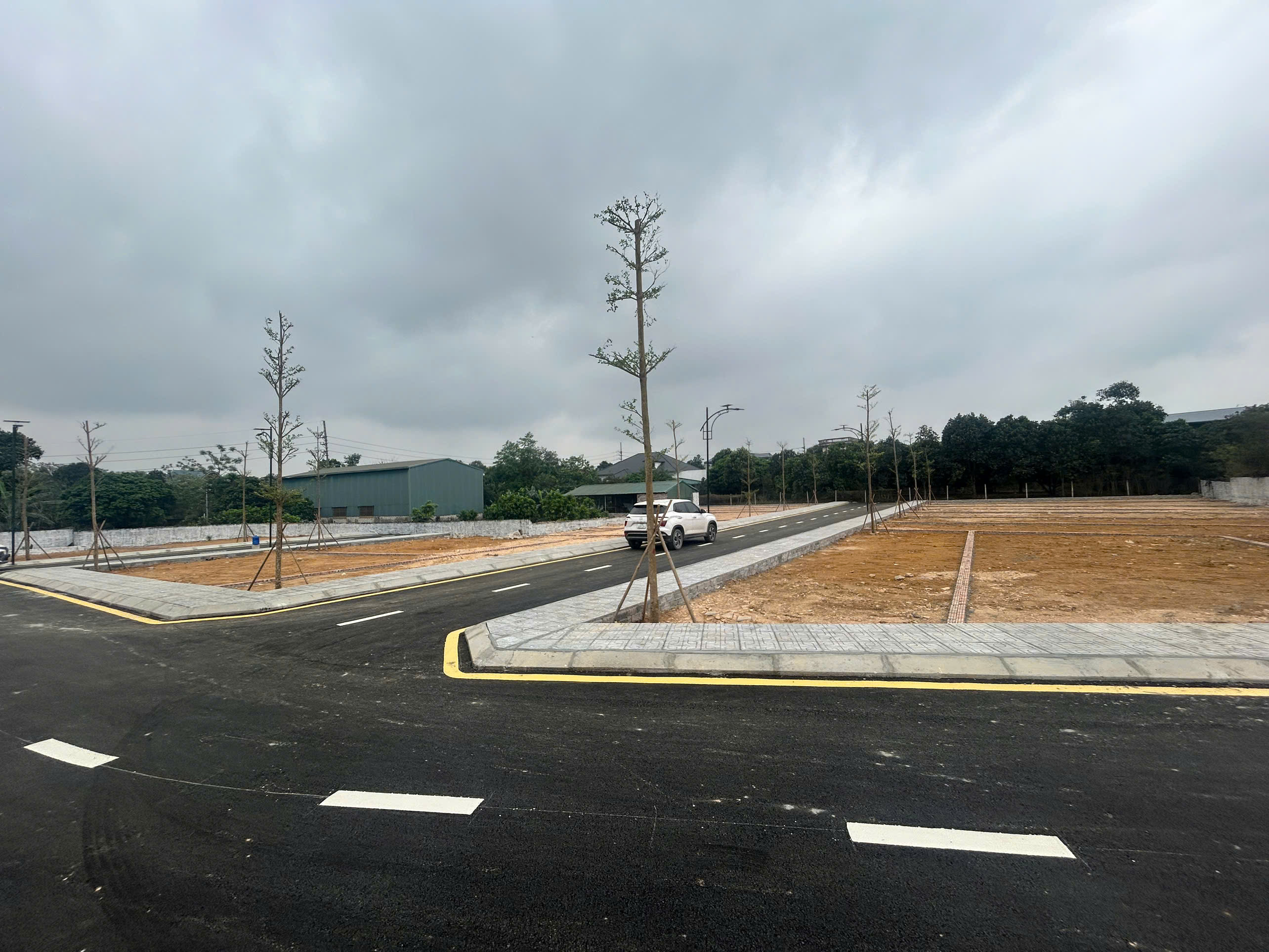  Chính chủ cần bán lô ngoại giao - trục chính rộng 10m - gần đại học QGHN, CNC,mặt đường QL21 - sẵn sổ, full thổ cư 