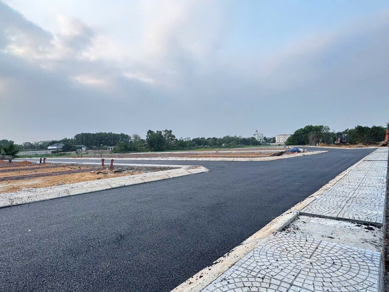  Cực hiếm Lô góc giá F0 từ chủ đầu tư ở Hoà Lạc gần ĐH Quốc Gia - Trường FPT - CNC .Nhỉnh 3 tỷ anh sở hữu - Mặt tiền 6m Full thổ cư 100m , Sổ hồng đã có sẵn , Pháp lý rõ ràng . 