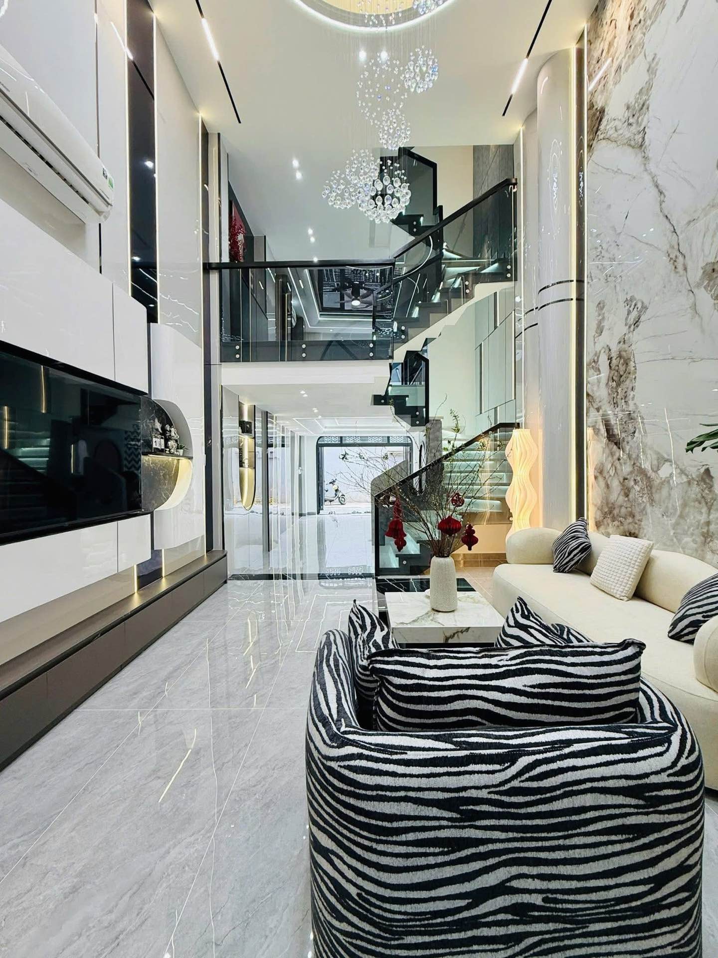  SIÊU PHẨM 5 TẦNG LUXURY - GARA OTO - SẴN NỘI THẤT TIỀN TỶ - QUANG TRUNG - CHỈ 8.x TỶ NHỎ XÍU 