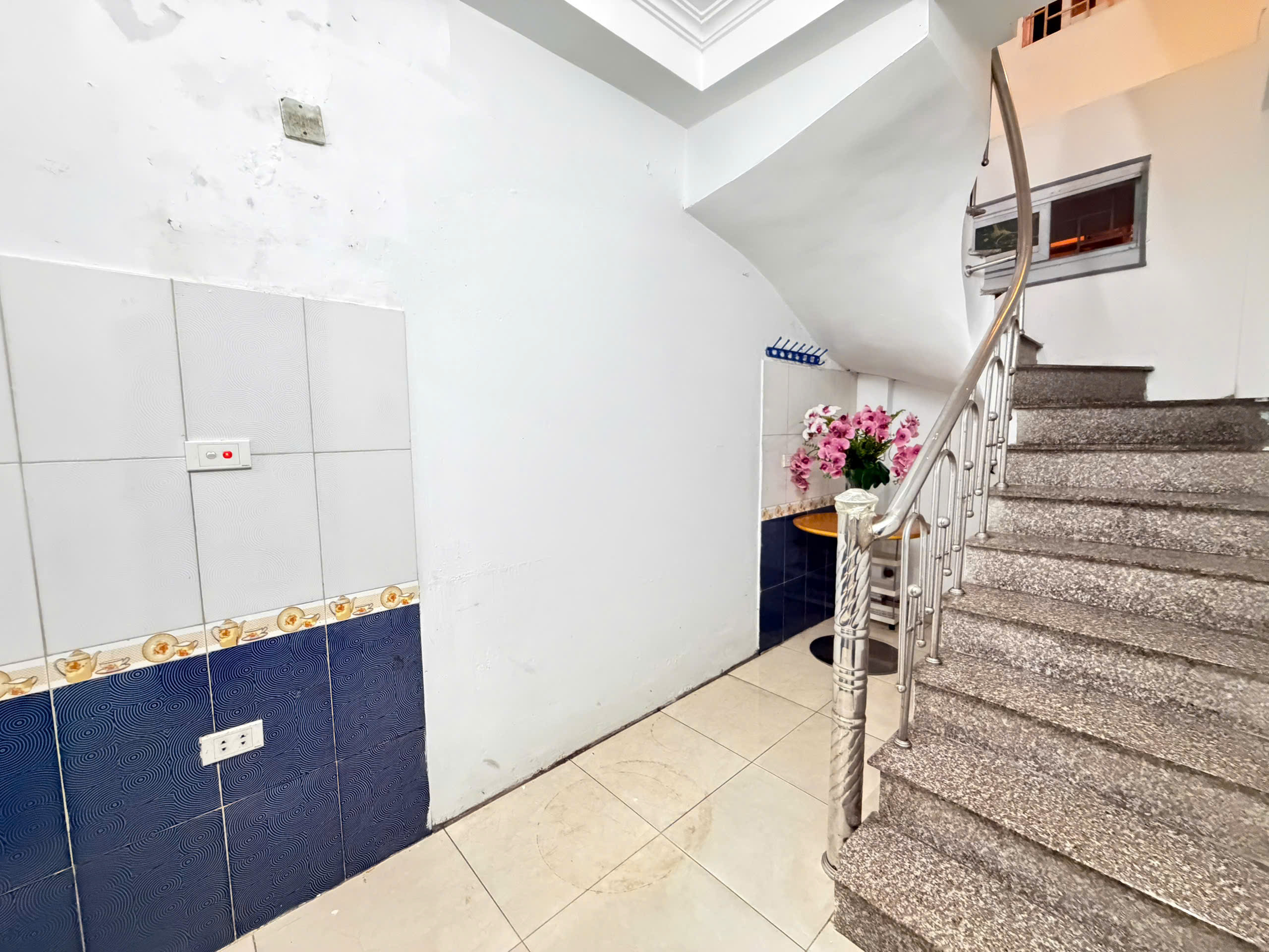  Cần cho thuê nhà ngõ Tân Mai- Hoàng Mai- dt 15m2*4 tầng- Giá 5,5tr 