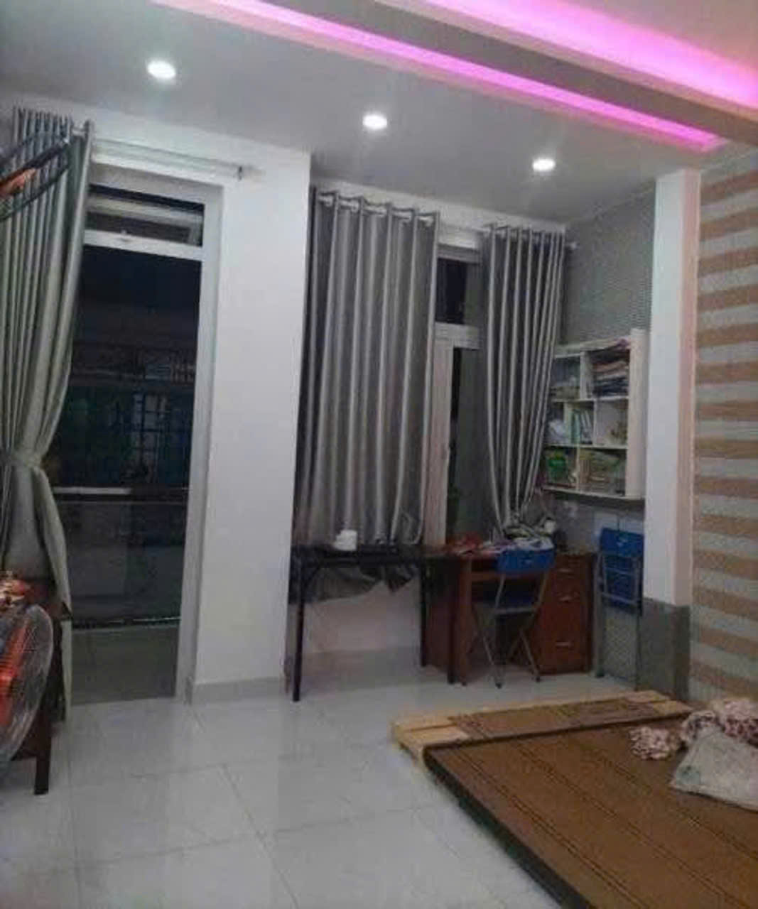  NHÀ ĐẸP GÒ DẦU – Ở NGAY – GIÁ MỀM CHỐT NHANH  Vị trí: Gò Dầu, sát chợ Tân Hương, gần Aeon Tân Phú – khu dân cư sầm uất, tiện ích đầy đủ Diện tích: 4x13m, nở hậu tài lộc Hẻm xe hơi thông thoáng, di chuyển cực tiện Nhà đẹp, vào ở ngay – phù hợp gia đình nhỏ 