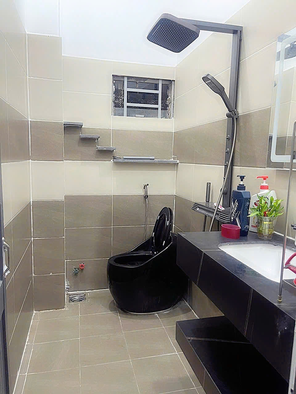  Bình Tân: Bán nhà mặt phố 72m2, 3 tầng, 4PN, sổ hồng, 8.5 tỷ - Vị trí vàng, tiện ích đầy đủ, giá tốt! Liên hệ 0935911385 