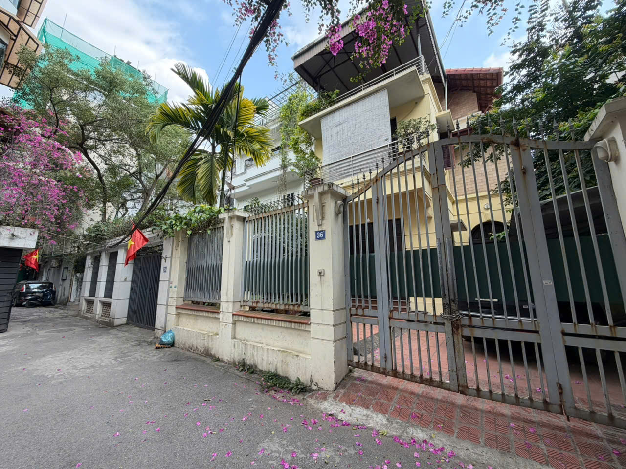  Bán nhà Lạc Long Quân, gần ô tô, 100m2, mặt tiền 6m, ở sướng, chỉ 24 tỷ 