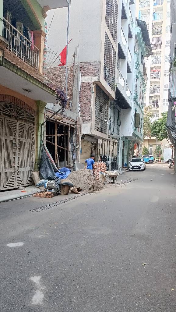  Bán nhà ngõ 560 Nguyễn Văn Cừ 40m x 6T gara thang máy, oto tránh kinh doanh được. 