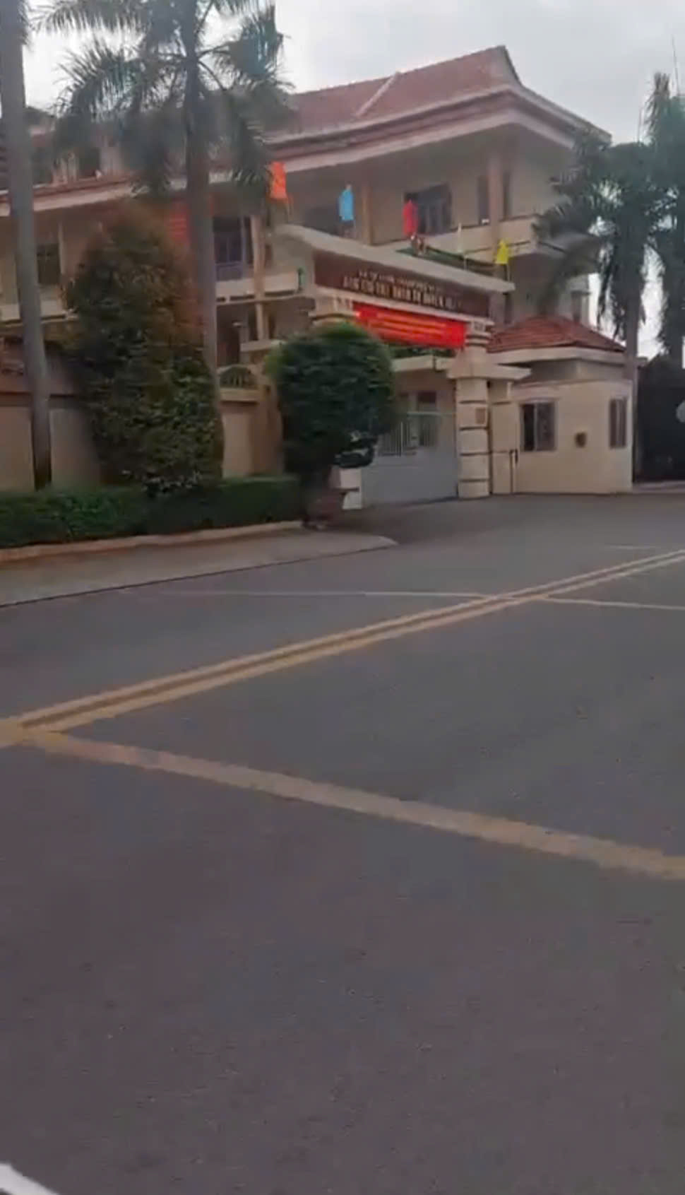  MẶT TIỀN LÊ LỢI – NGANG 10M HIẾM – 4 TẦNG + SÂN THƯỢNG – 11 PHÒNG 