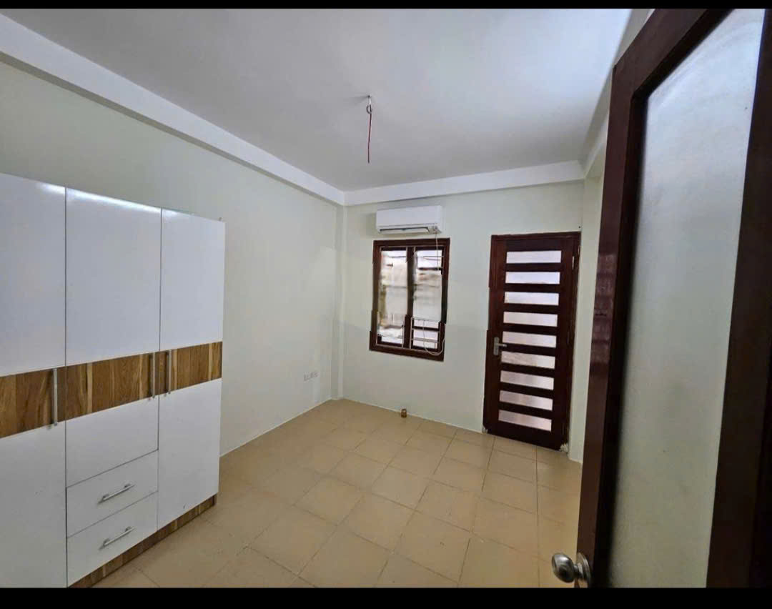  Cho thuê nhà ngõ Hoàng Hoa Thám, 30m 5 tầng 12 triệu ( có bớt) vào ở được ngay 