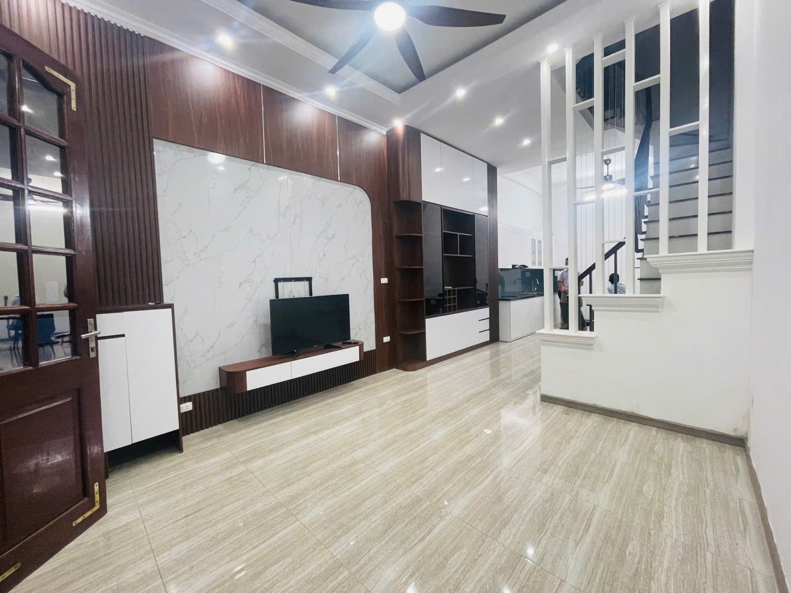  HOÀNG VĂN THÁI – GIẢM SỐC 1 TỶ – 15M RA Ô TÔ TRÁNH – TƯƠNG LAI RA PHỐ 