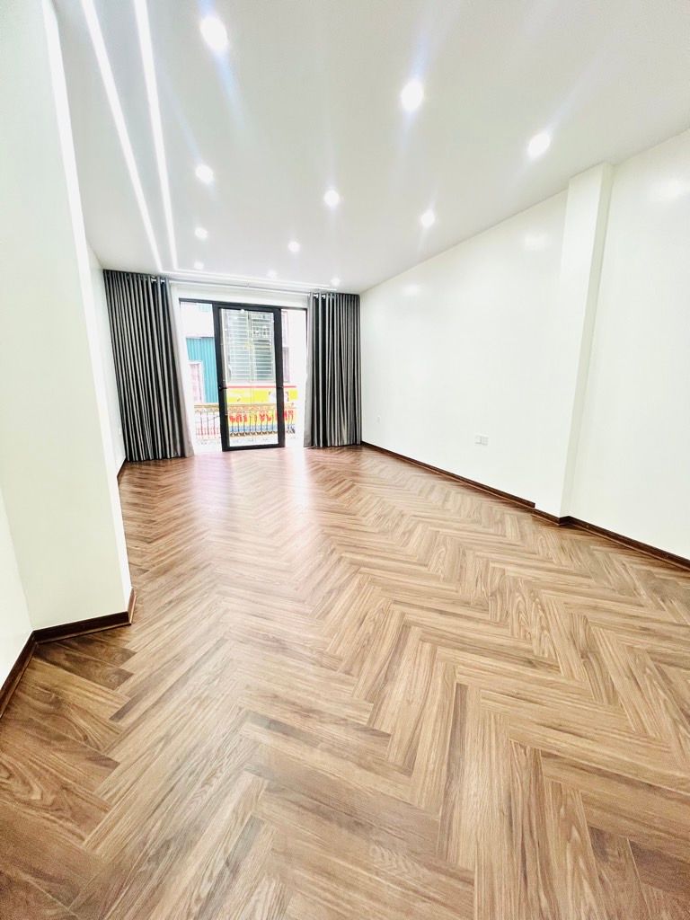  Bán nhà đẹp Nguyễn Văn Cừ- Dân xây- Gara- Sát phố  full Nội thất 45m 6 tầng 12 tỷ(TL) 