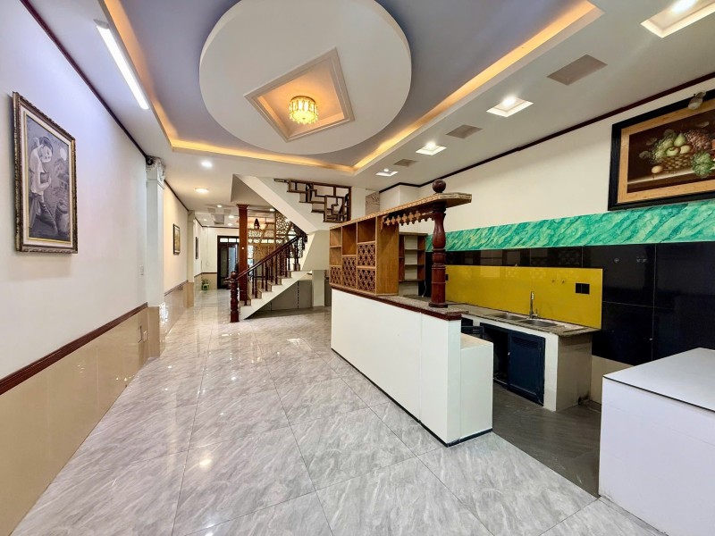  Bán nhà mặt phố đường B, Dĩ An, TP HCM. DT  92m2, 4 tầng, 5PN - Giá 12.4 tỷ 