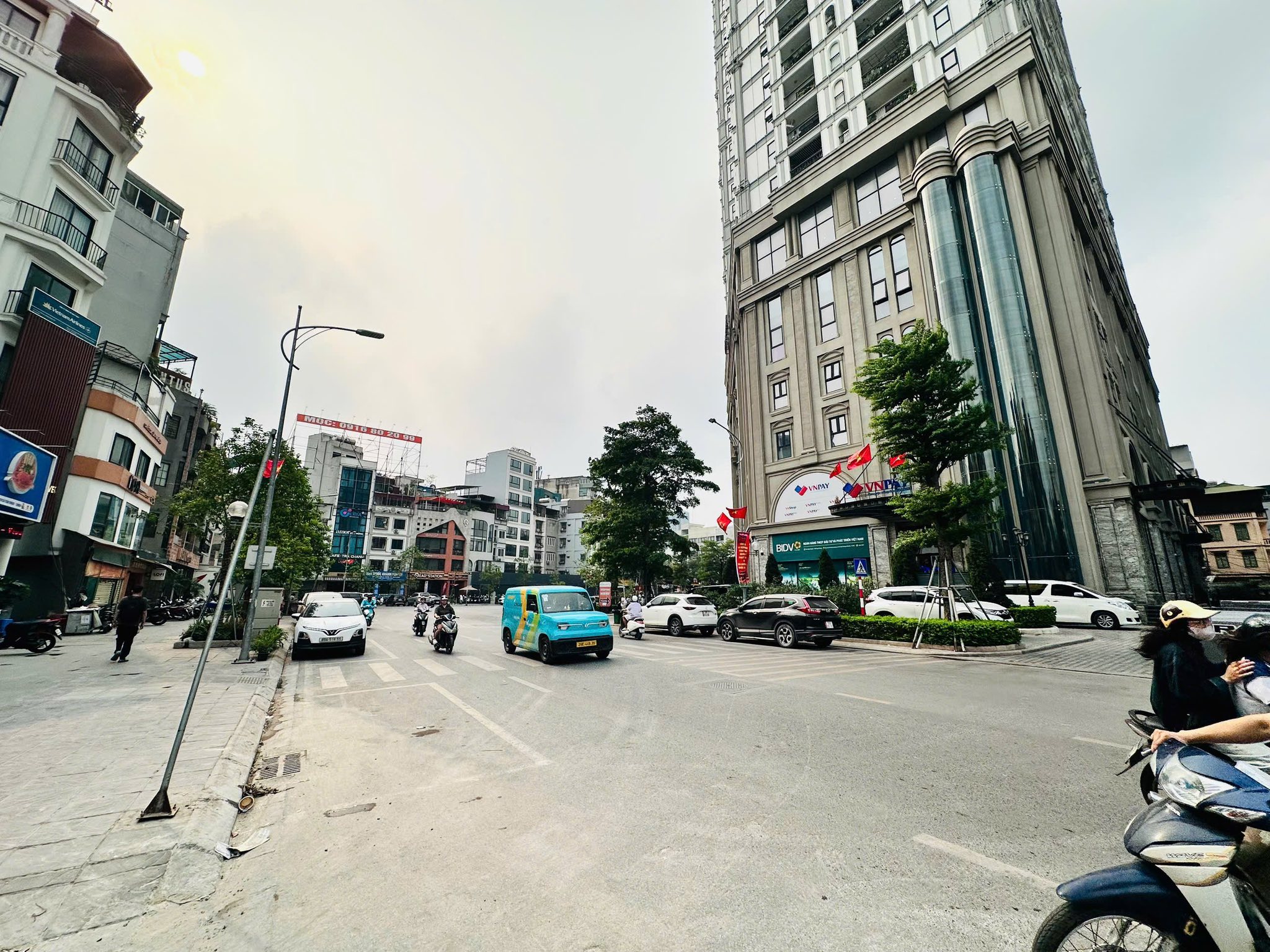  CẦN BÁN NHÀ PHỐ HUỲNH THÚC KHÁNG -61 M2 - 6 TẦNG - MT 7.6M - GIÁ 32.8 TỶ 