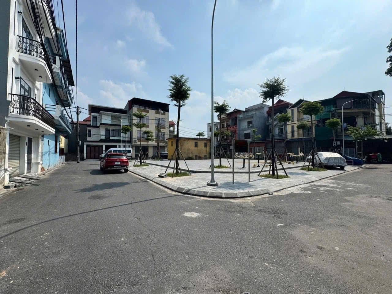  BÁN GẤP LÔ ĐẤT ĐẸP GẦN CẦU THĂNG LONG . Diện tích: 60,2m².MT: 4,1m vuông vắn 