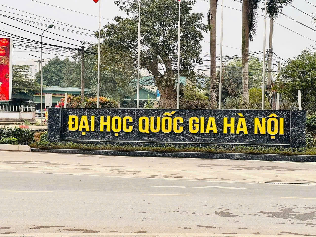  ĐHQG không phải là tiện ích, mà là nguồn tiền. Mỗi mùa nhập học là một làn sóng thuê trọ. Ai có đất gần đây là người thu tiền đều. 