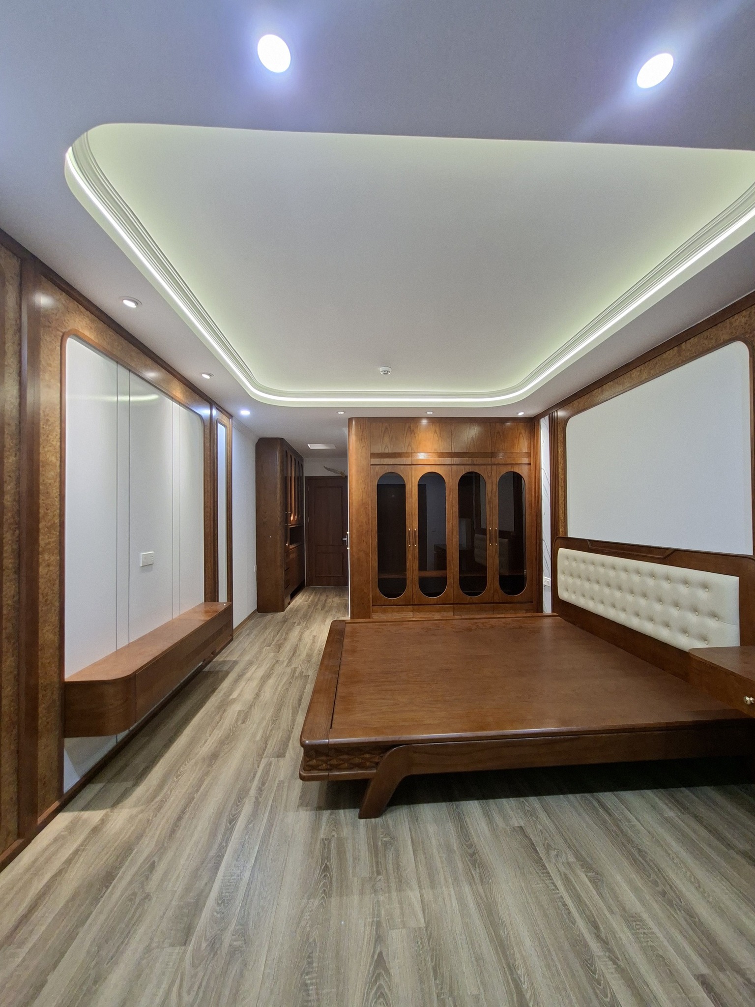  BÁN NHÀ PHÂN LÔ TRẦN QUỐC HOÀN – CẦU GIẤY – Ô TÔ VÀO NHÀ – THANG MÁY FULL  NỘI THẤT MỚI 