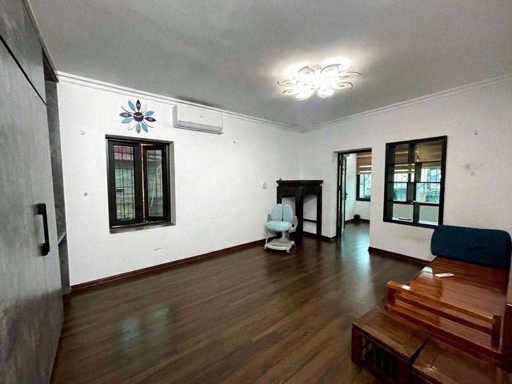  tập thể nghĩa tân 60m 2 ngủ giá 4,5 tỷ ô tô đỗ chân tòa 