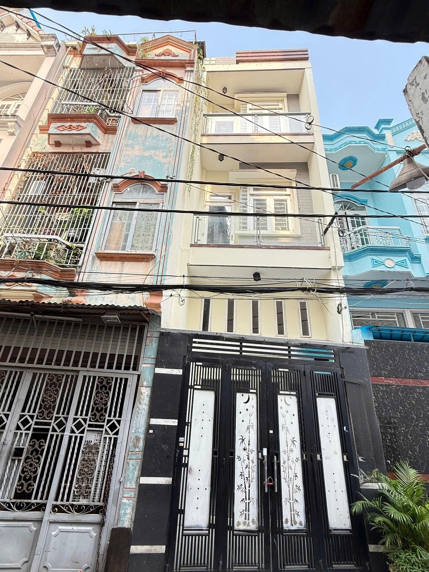  ????7 CHỖ ĐẬU CỬA - 4 TẦNG - SÁT MẶT TIỀN - HUỲNH VĂN NGHỆ - TÂN BÌNH - NHĨNH 5 TỶ 