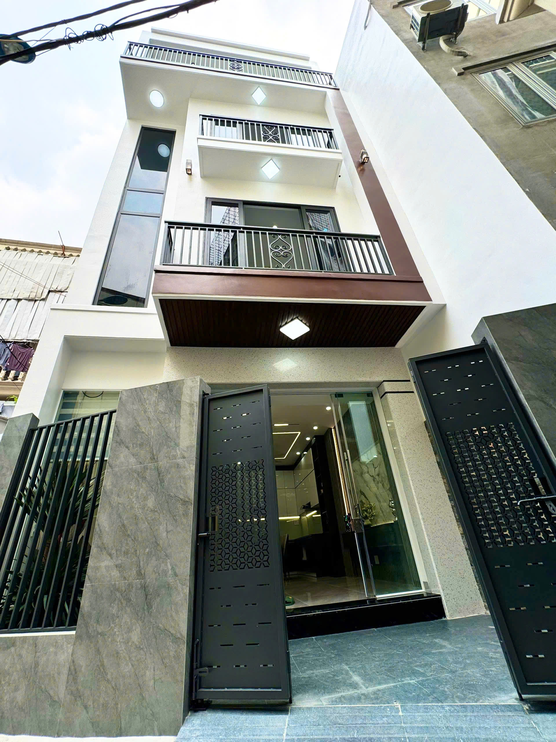  NHÀ ĐẸP LÊ LỢI - NGÔ QUYỀN - Ô TÔ nhỏ ĐỖ CỬA - SÂN CỔNG RIÊNG BIỆT - CHỈ VIỆC XÁCH VALI VỀ Ở! 