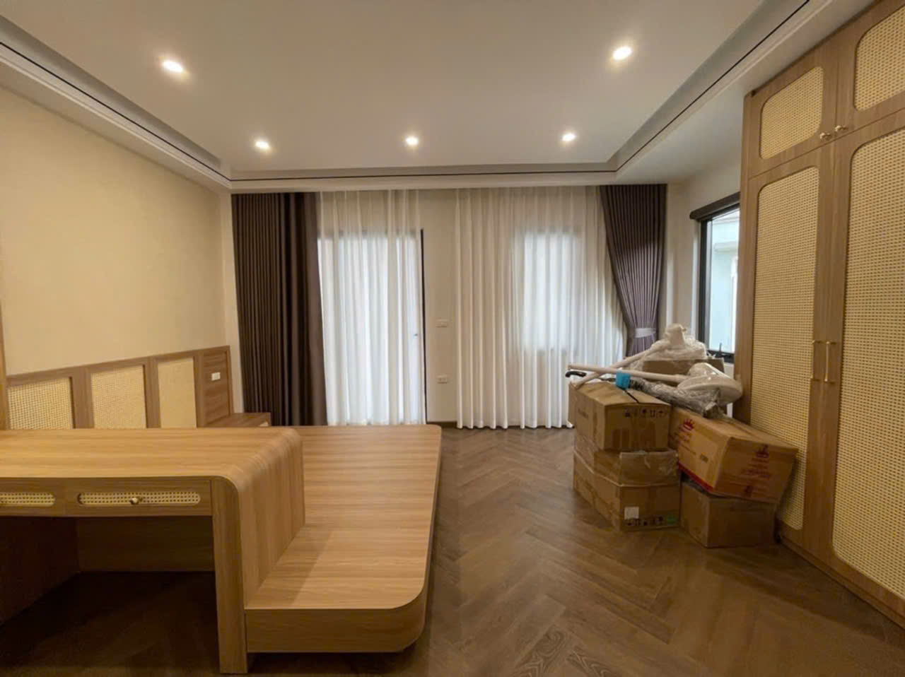  CẦN BÁN NHÀ TRUNG TÂM NGỌC LÂM 7,5 TẦNG CÓ THANG MÁY,GẦN MIPEC LONG BIÊN 