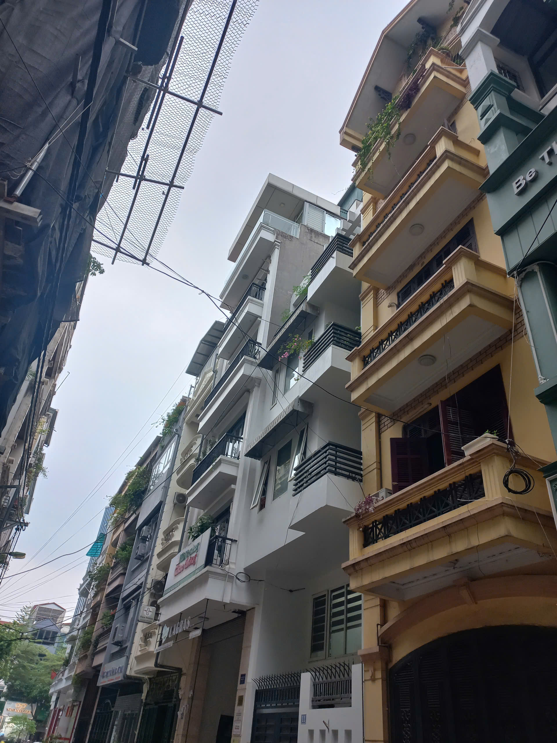 ???? Cho thuê nhà phân lô phố Trung Kính, Vũ Phạm Hàm giá rẻ ????
???? Diện tích: 90m² giá 36tr/tháng 