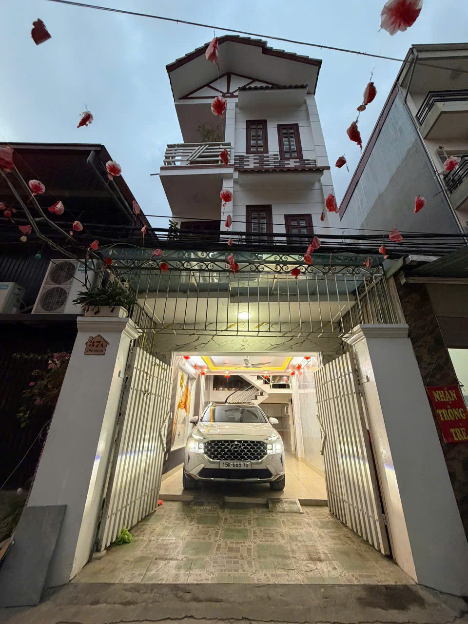  ????????Nhà mặt đường Thư Trung - Văn Cao - 48m 4 tầng - Sân cổng riêng 