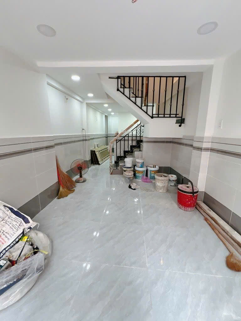  Nhà  Mới hèm 243 Hoàng Diệu quận 4,  nhà nằm cách 2 mặt tiền vĩnh khánh và đường số 41 vài trăm mét Giá nhỉnh 5 tỷ 