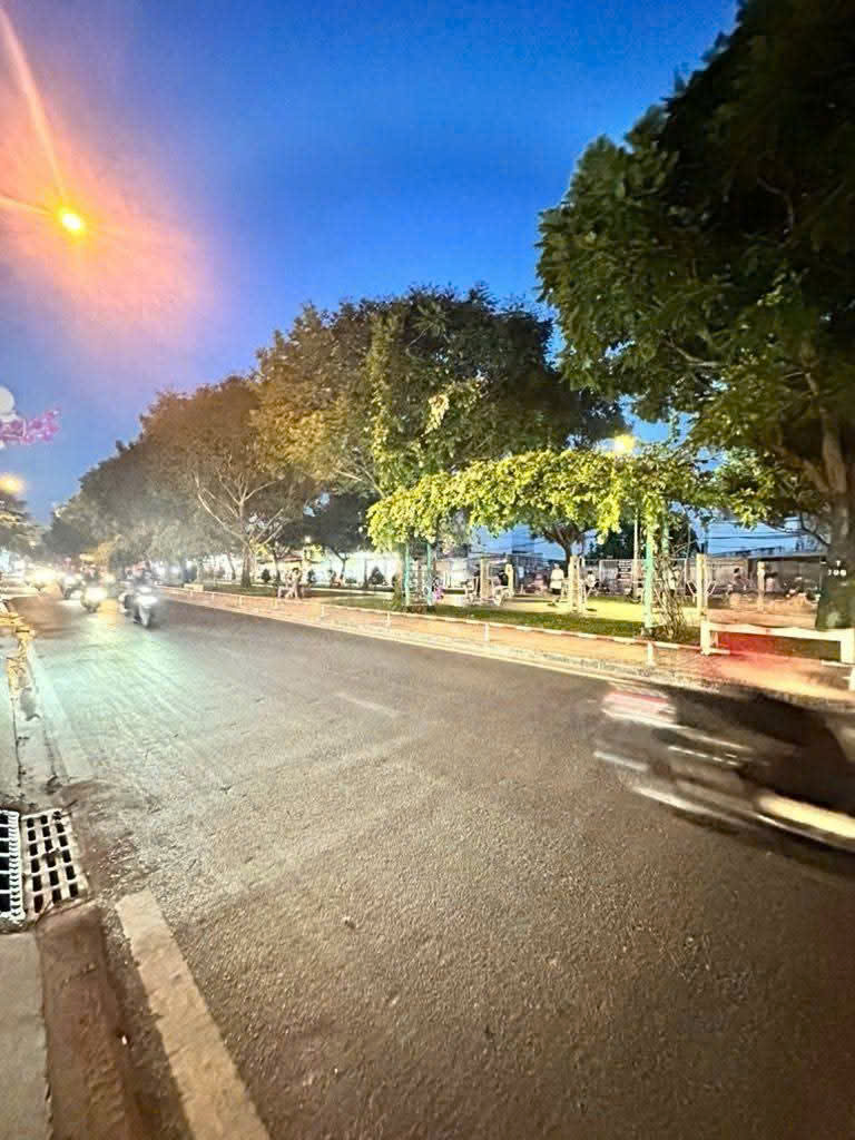  Bình Tân-  MTKD - Chỉ 5 Tỷ Nhỉnh - Nhà Đẹp - View Công Viên Cây Xanh - Giáp Tân Phú - Tặng Nội Thất - Gần Trường Học,Siêu Thị - 40M2 - 2 Tầng - 2PN 