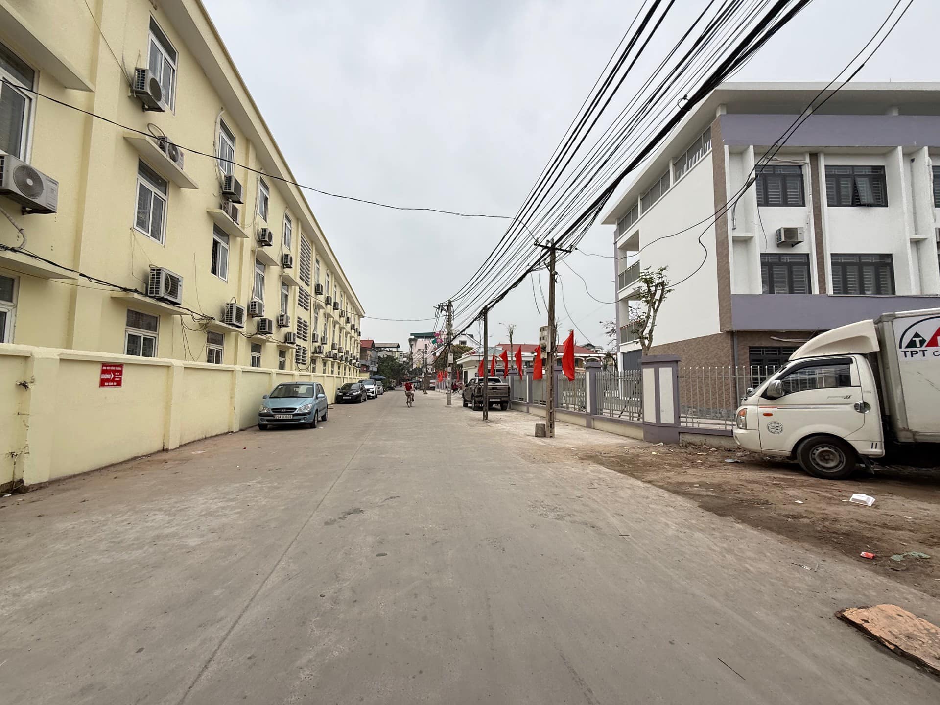  HÀNG HIẾM – ĐẤU GIÁ SÁP MAI – VỈA HÈ – Ô TÔ TRÁNH  Diện tích: 69m² Mt 5m. vuông đẹp, 