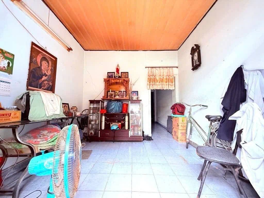  BÁN NHÀ ĐẸP HÒA HƯNG  Q10
Dt : 3.3m x 15m 43m2
Kết cấu : 3 tầng 3 phòng
Giá : 8 Tỷ 