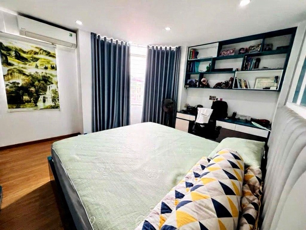  Nguyễn khang 32m x5 tầng giá 8,2 tỷ - lô góc,ngõ ba gác tránh,40m ra phố 