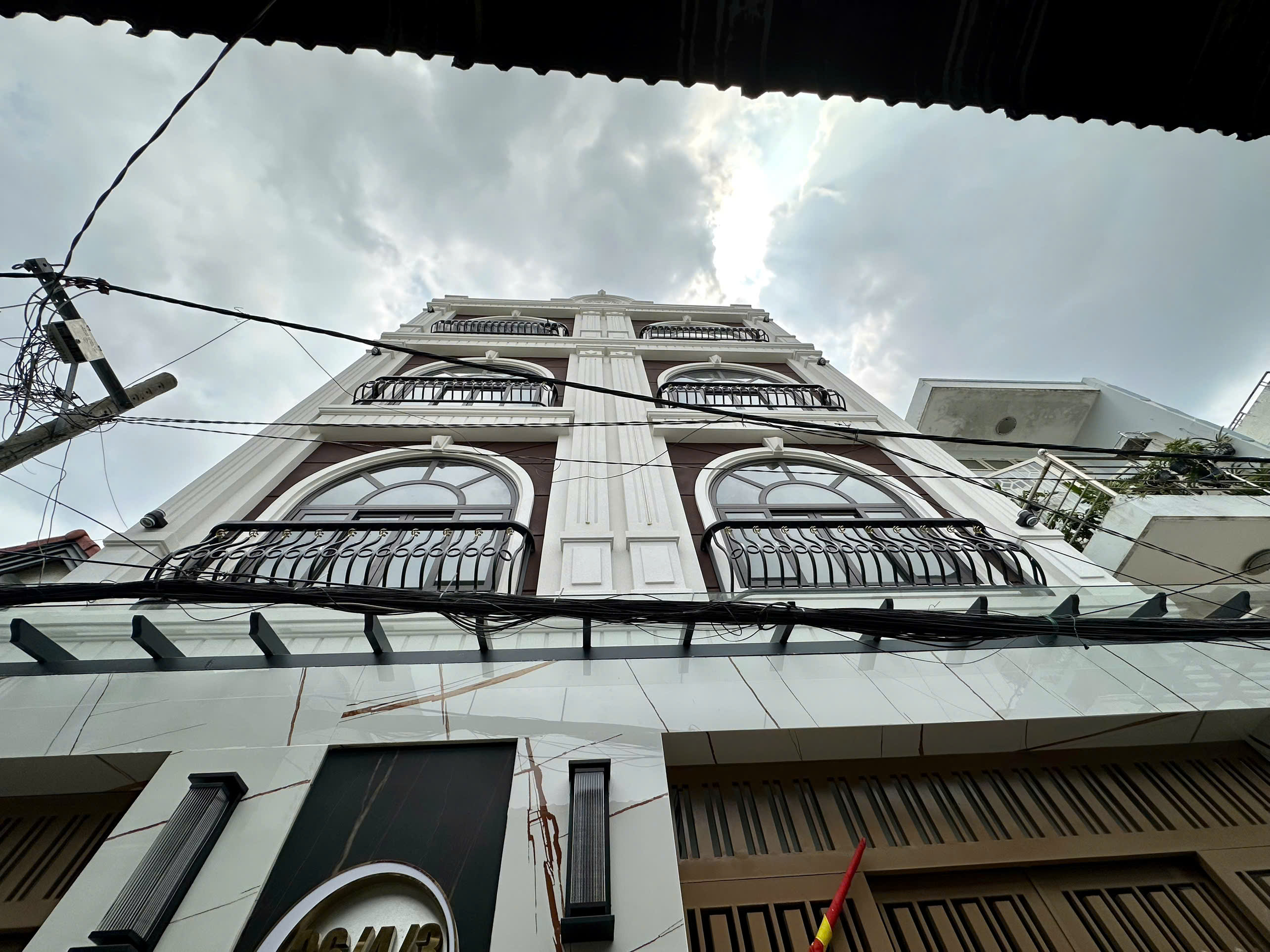  (Tin thật 100%) Bán tòa CHDV 192m2 x 37P tại Huỳnh Văn Nghệ - Dòng tiền 2,4 tỷ ~ 8,5%/năm 