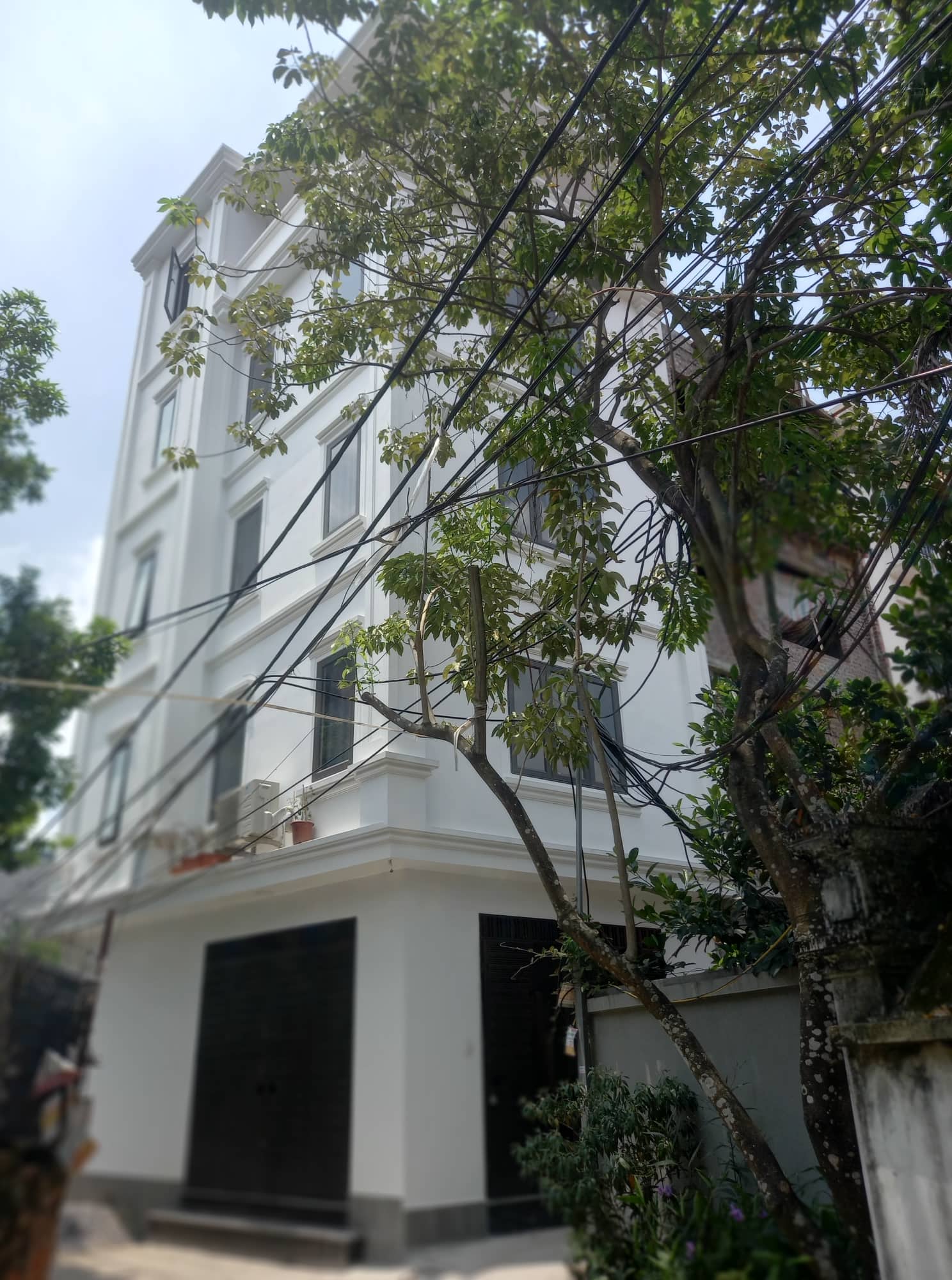  ???? Nhà sát ga tàu điện Hồ Tùng Mậu 