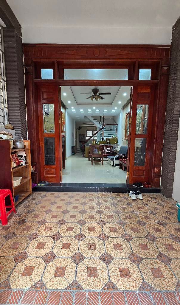  ???? VỊ TRÍ ĐẸP

Cách mặt phố Chùa Hà chỉ 10m

Cách mặt phố Cầu Giấy chỉ 30m

Ở hay kinh doanh đều sướng.

Khu phố trung tâm, hàng quán tấp nập.

Gần trường học các cấp, ngay ga Chùa Hà.

2 thoáng vĩnh viễn 