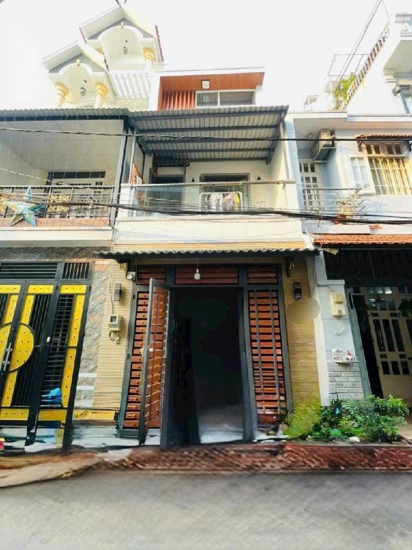  Bán nhà hẻm 5m, sát chợ liên khu 5-6, vào ở ngay. 