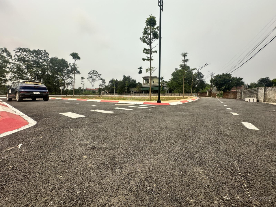  100m sát ngã 4 chợ Hòa Lạc, mặt trục chính kinh doanh luôn, sát cổng ĐHQG, gần Quốc Lộ 21A mở rộng 