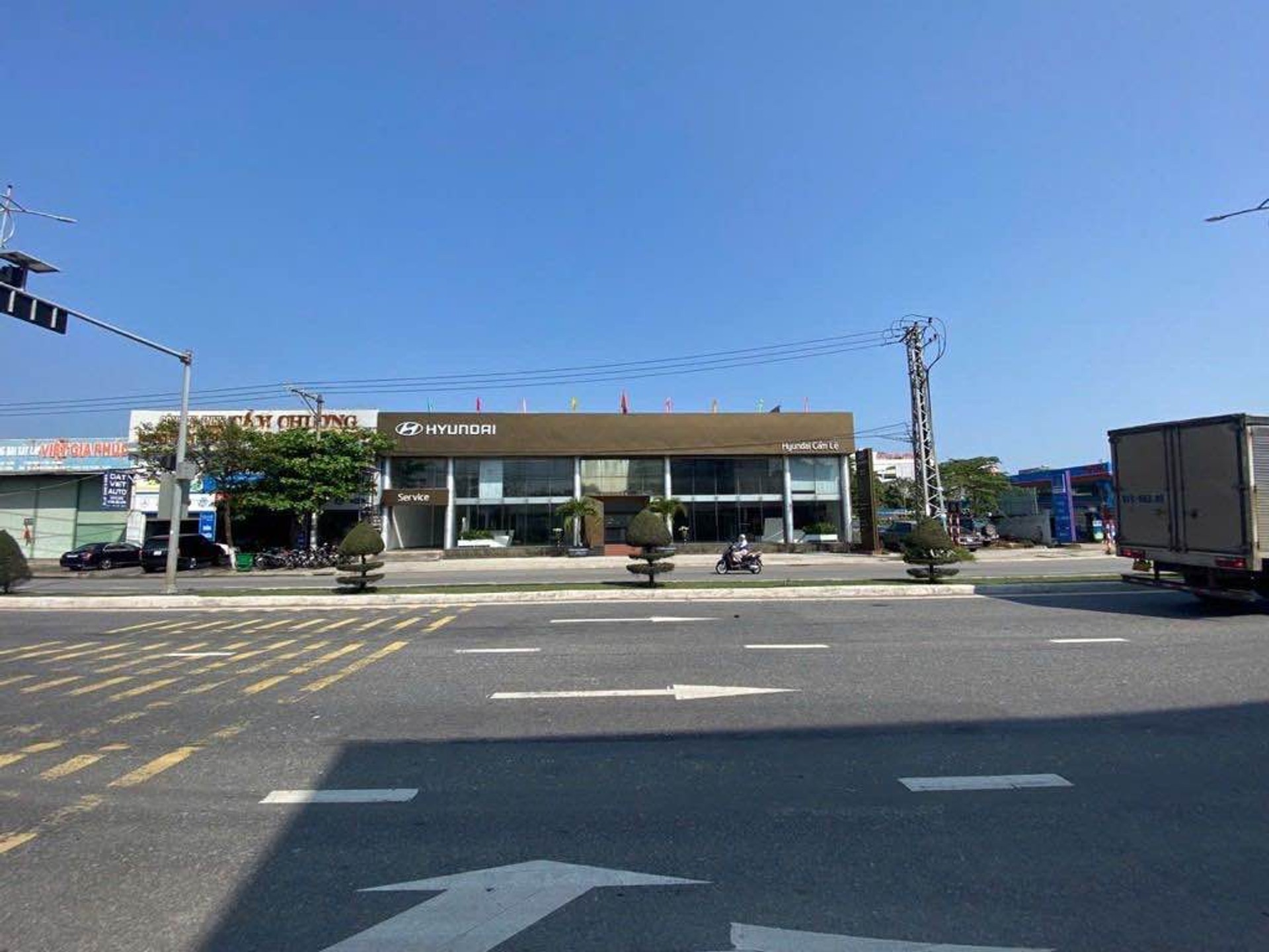  Bán mặt tiền Cách Mạng Tháng 8, ngang 30m, 1427m2, gần sân bay, giá 178 tỷ 