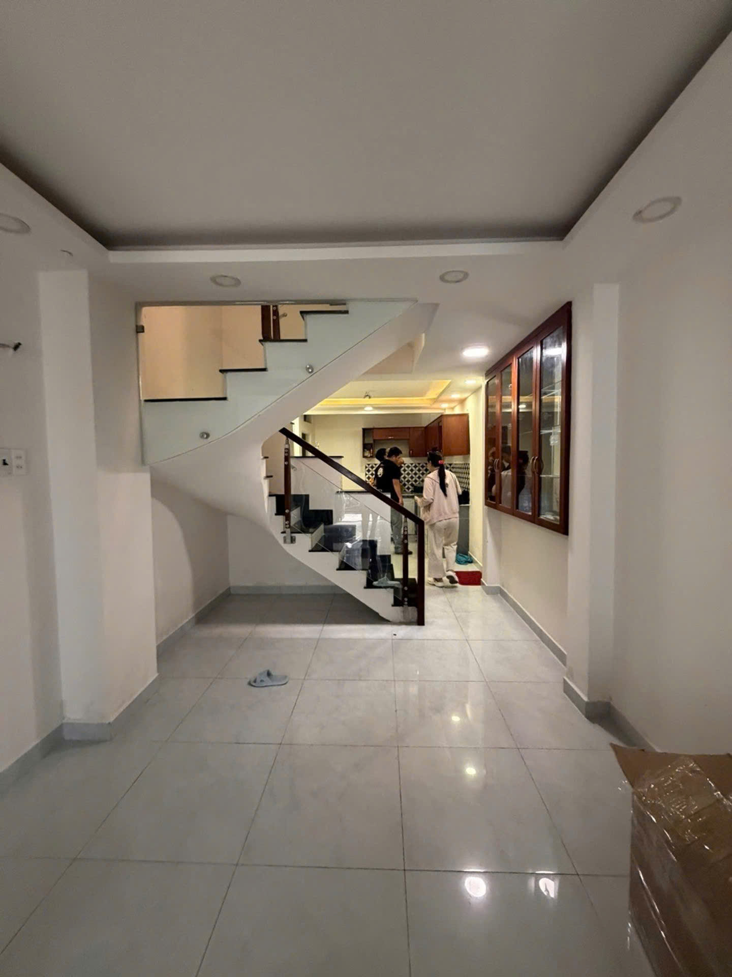  ????NGÃ TƯ HÀNG XANH - SÁT MT BẠCH ĐẰNG - GIÁP Q.1 - 42m2. NỞ HẬU TÀI LỘC - 3 TẦNG - 5.x TỶ 