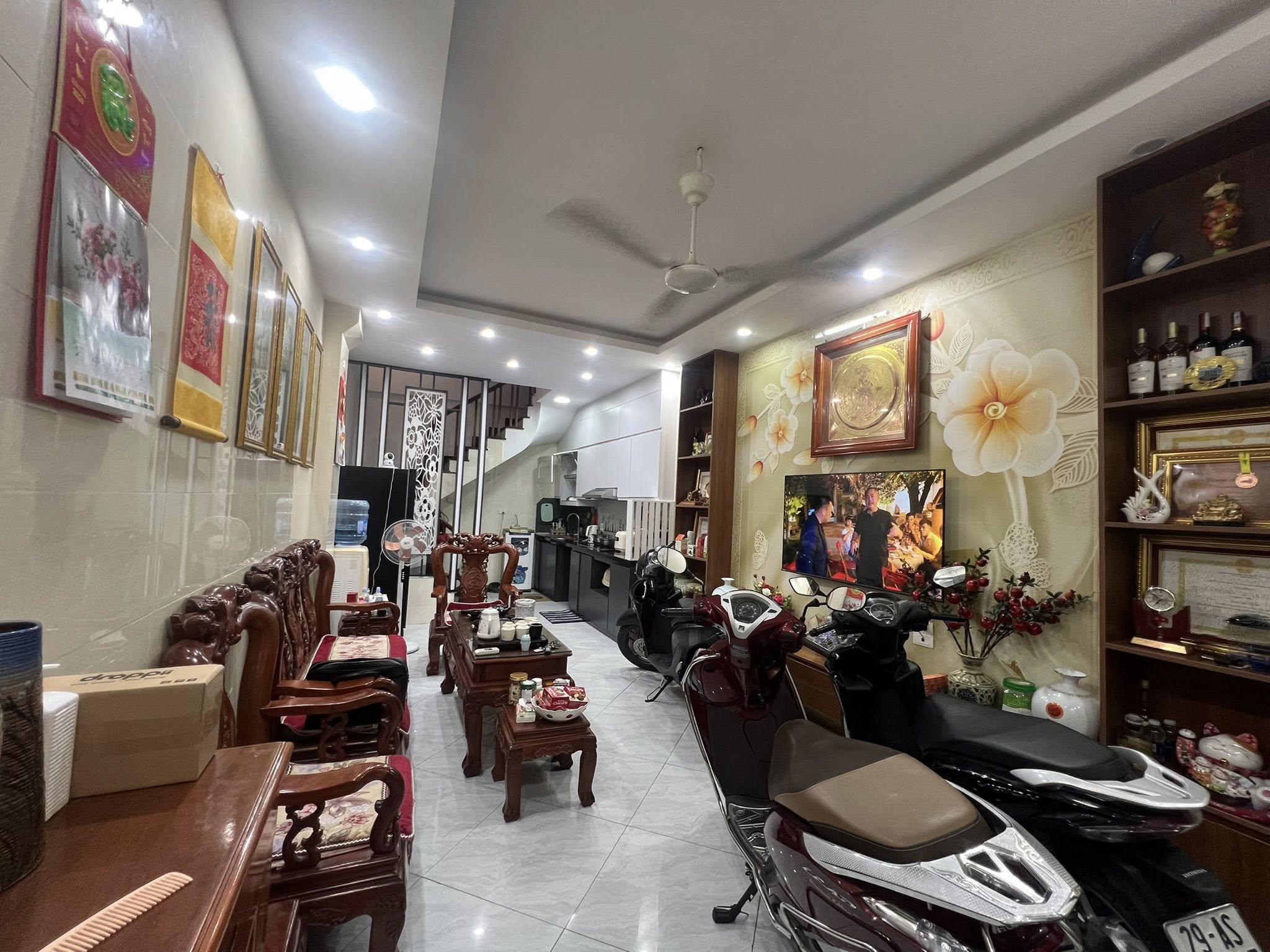  ????SIÊU PHẨM DƯƠNG QUẢNG HÀM????  trung tâm Cầu Giấy, ngõ thông tứ tung, gần chợ, ô tô đỗ cửa chỉ hơn 12 tỷ 
