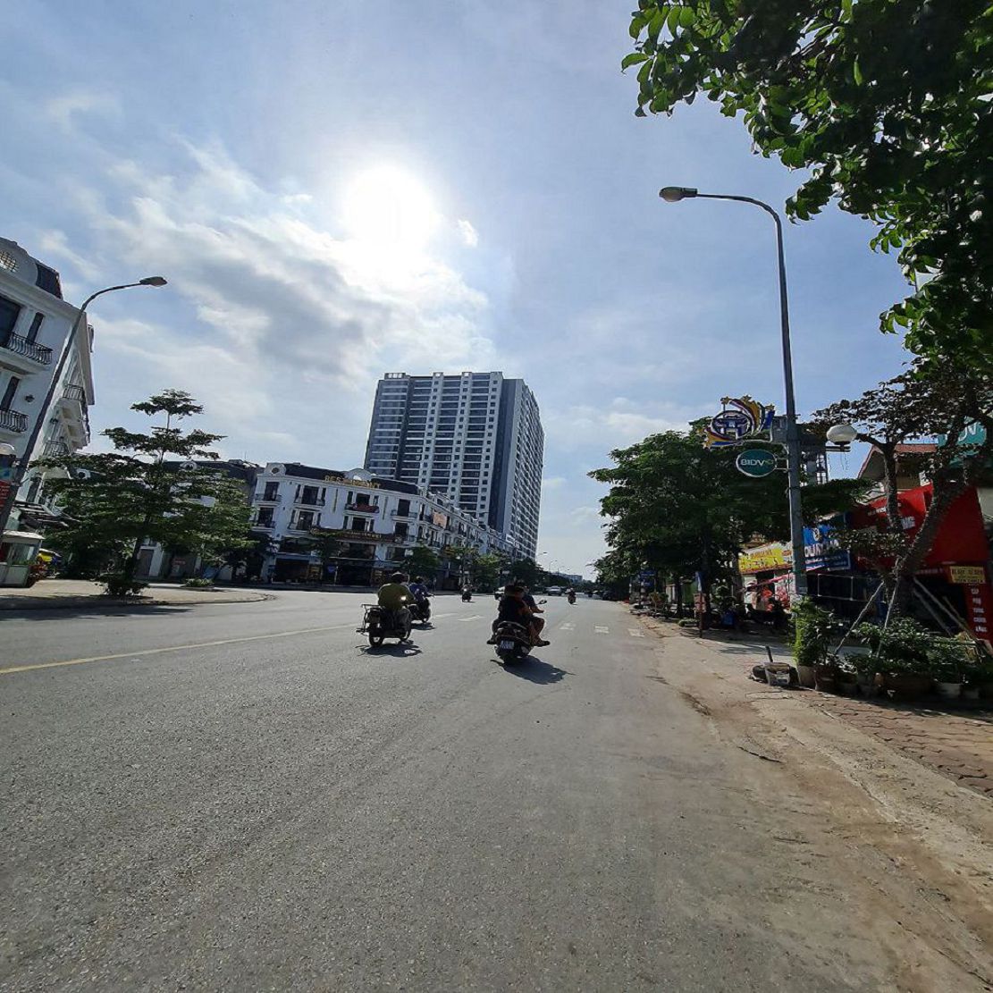  90m2 mặt phố kinh doanh sầm uất NHẤT Trâu Quỳ, Gia Lâm. Loanh quanh 40 tỷ. Lh 0989894845 