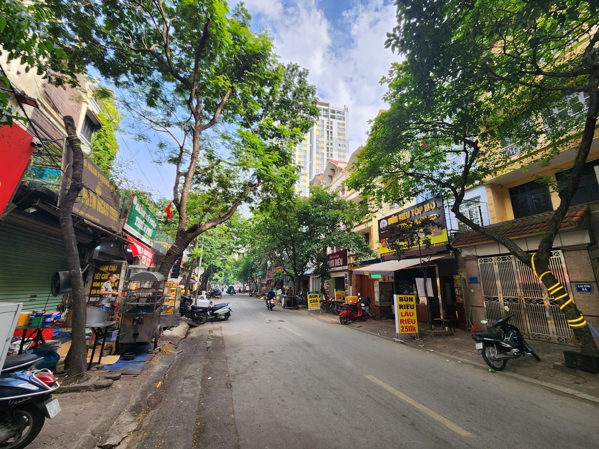  BÁN NHÀ MẶT PHỐ, KĐT VĂN QUÁN VỈA HÈ RỘNG, 106M2 5T, KINH DOANH ĐỈNH, VP, PK, SPA, HƠN 30 TỶ 