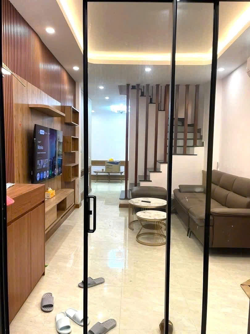  Cho thuê nhà ngõ Đội Cấn 40m2 x 4 tầng, 5 ngủ, 16.5 triệu vào ngay 