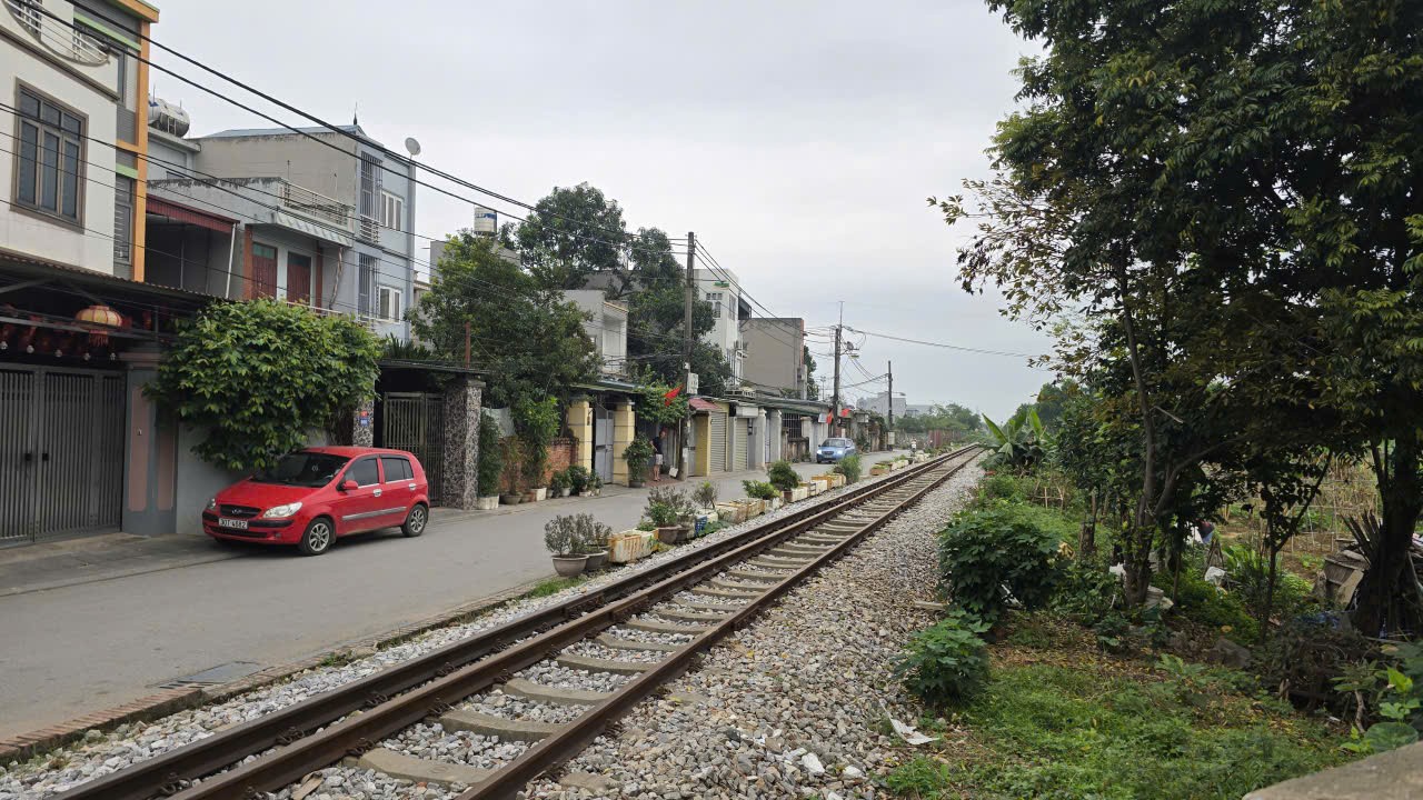  Bán gấp nhà 84m2. Mặt tiền 5,6m tại Tổ 24 Thị trấn Đông Anh. Giá 11 tỷ, ôtô Morning qua nhà 
