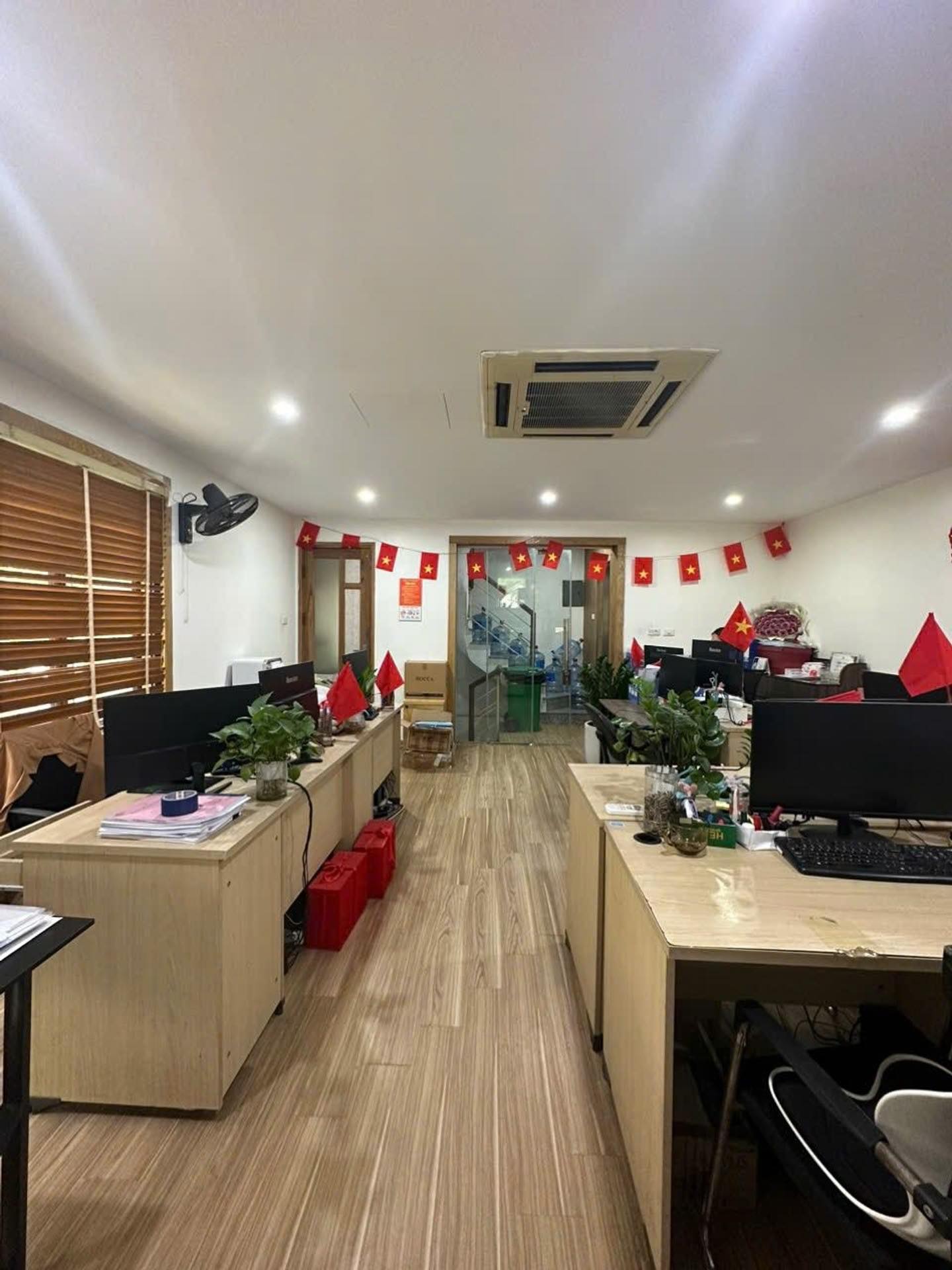  BÁN SIÊU PHẨM LÔ GÓC NGUYỄN VĂN HUYÊN 50M 8T GIÁ 20 TỶ- NGÕ THÔNG- Ô TÔ TRÁNH-KINH DOANH ĐỈNH 