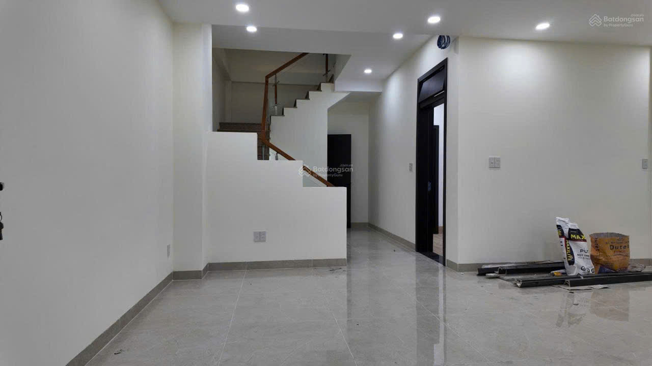  Bán Nhà 3 tầng Nguyễn Thiện Thuật sát chợ Đêm * Cách biển Trần Phú : 250m *
-Giá : 12 tỷ - LH: 0905.724.084 Ngọc Bích Land 