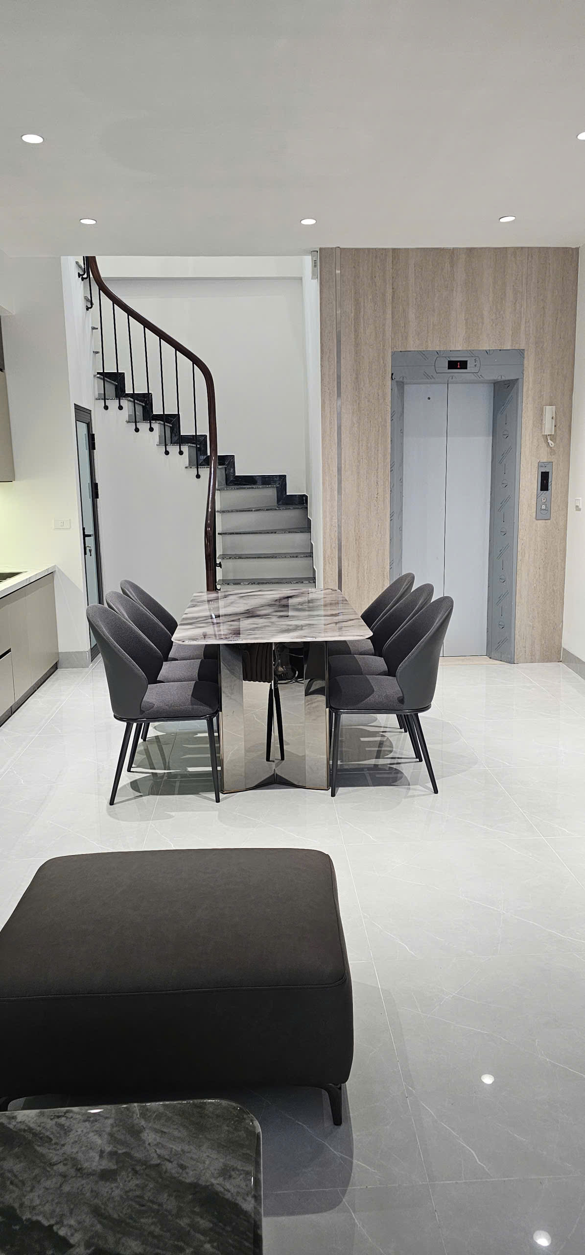  Bán Nhà Thượng Thanh 53m2 – 5 Tầng Thang Máy – Full Nội Thất Cao Cấp – Chỉ Việc Xách Vali Về Ở! 